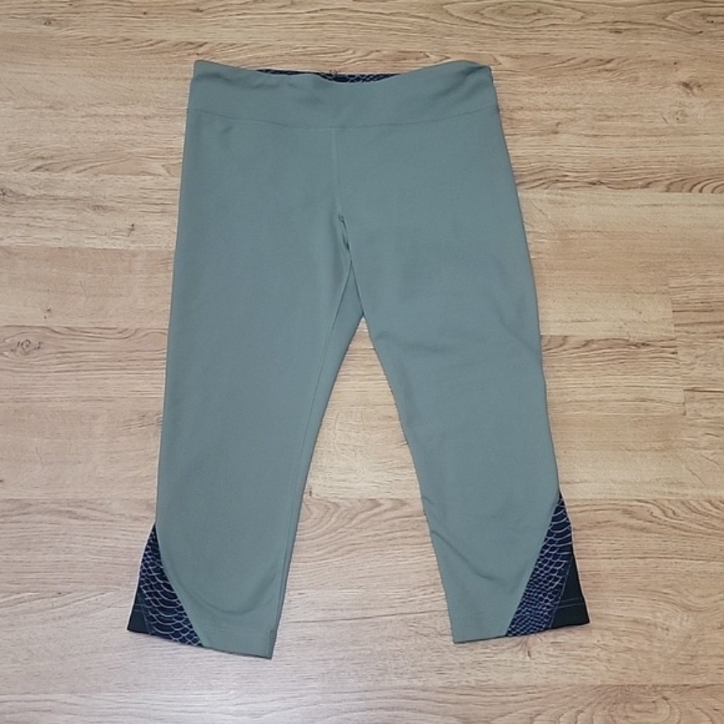 Green Cropped Under Armour Leggings With Black Grey Accents Size M